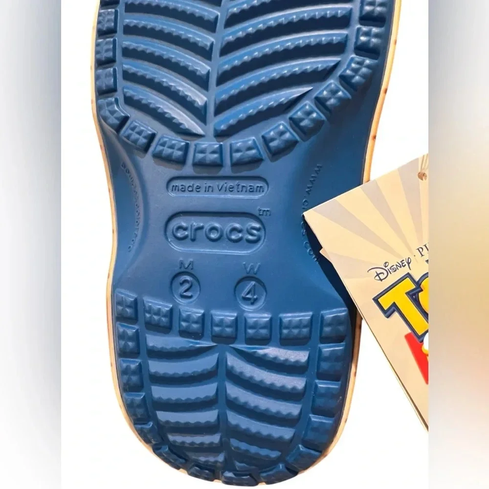 NWT Crocs Toy Story Woody Classic Clogs in size youth 2